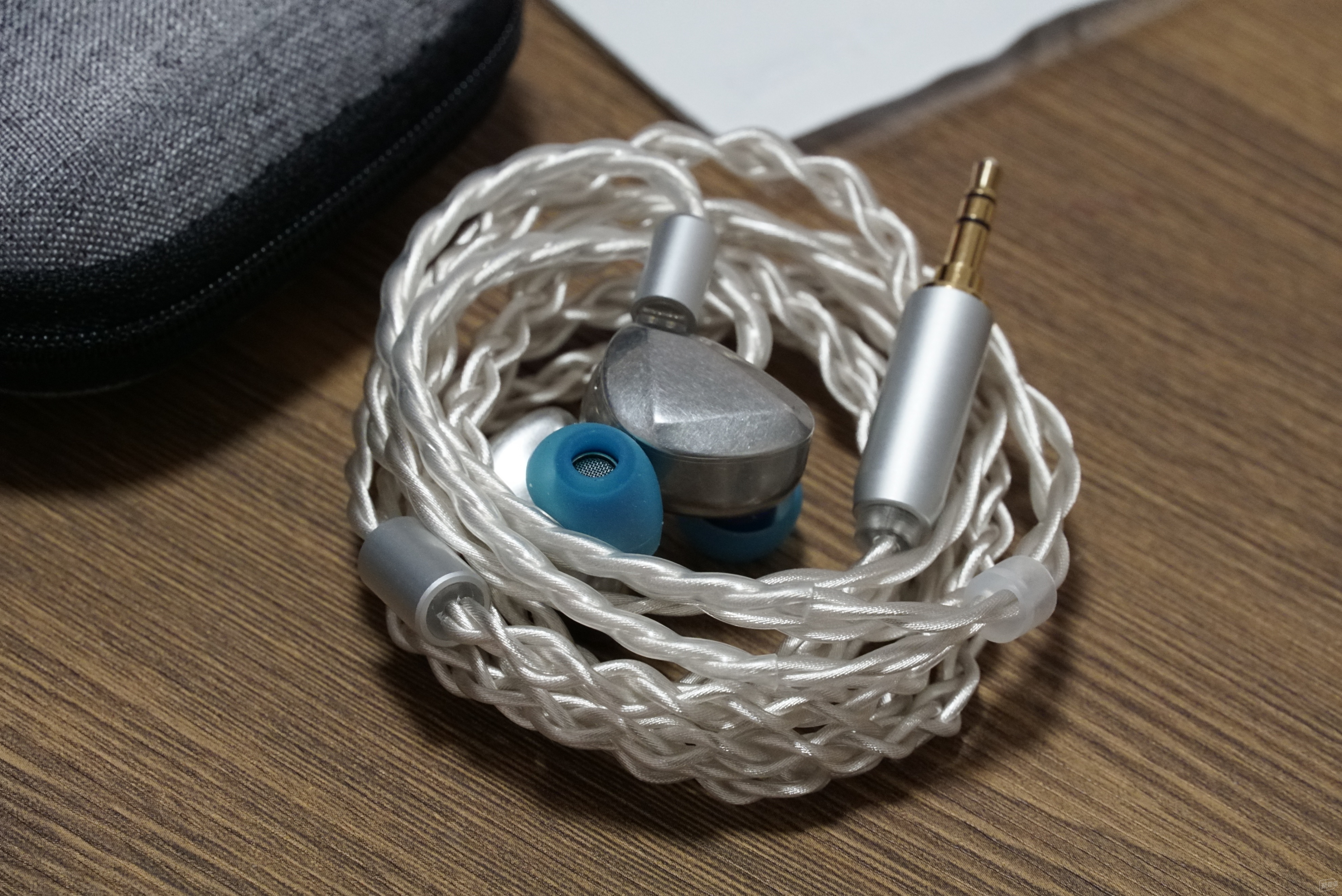 GSound钢铁之心评测:大胆的“做旧”在金属壳上惊心动魄