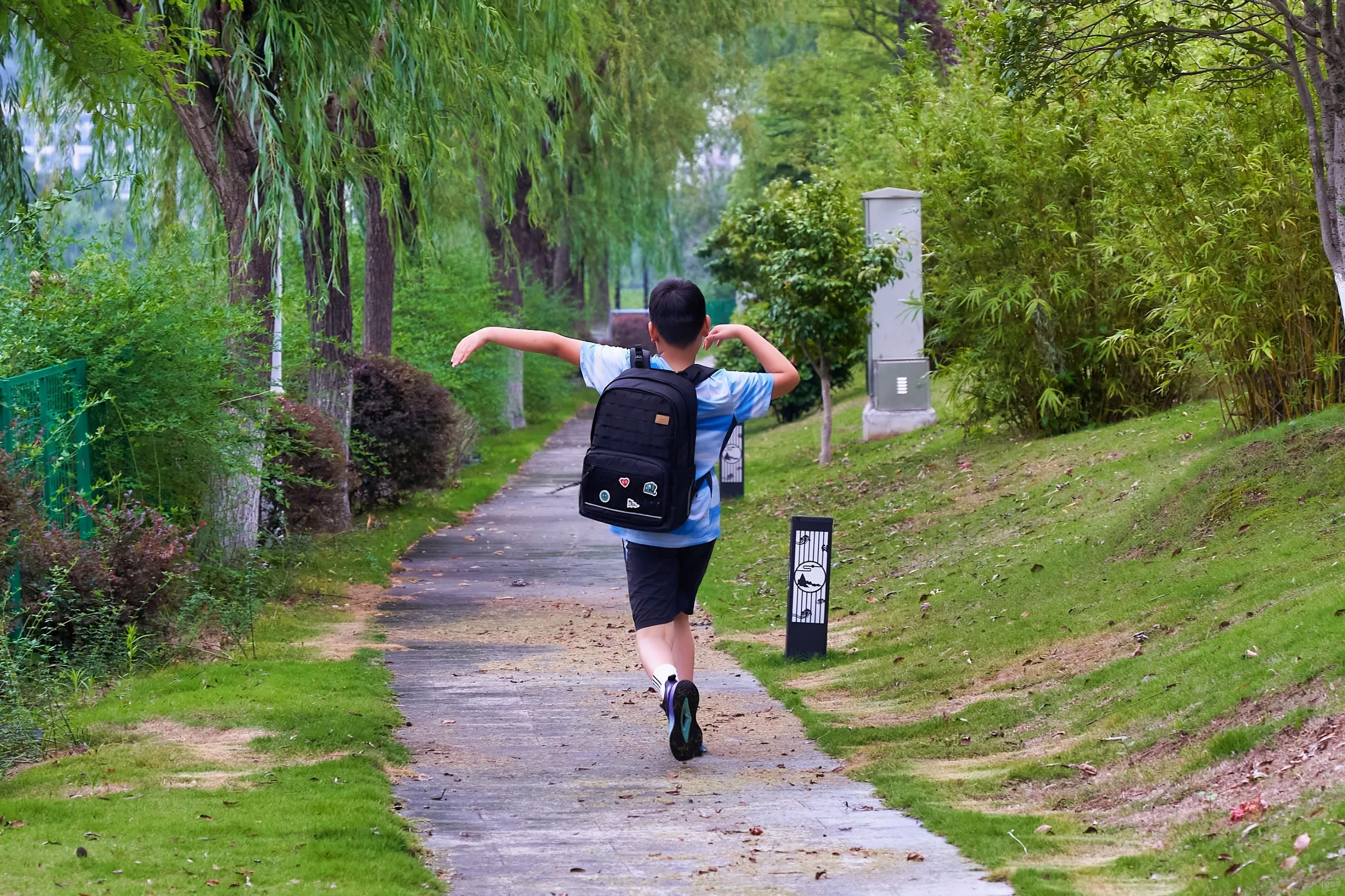 初高中生如何选择书包?GMT护脊书包为你提供解决方案,减轻负重,确保跑跳不晃肩!