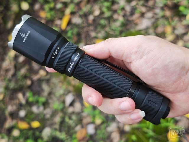 Fenix TK21R强光手电:照亮黑夜的全能之光