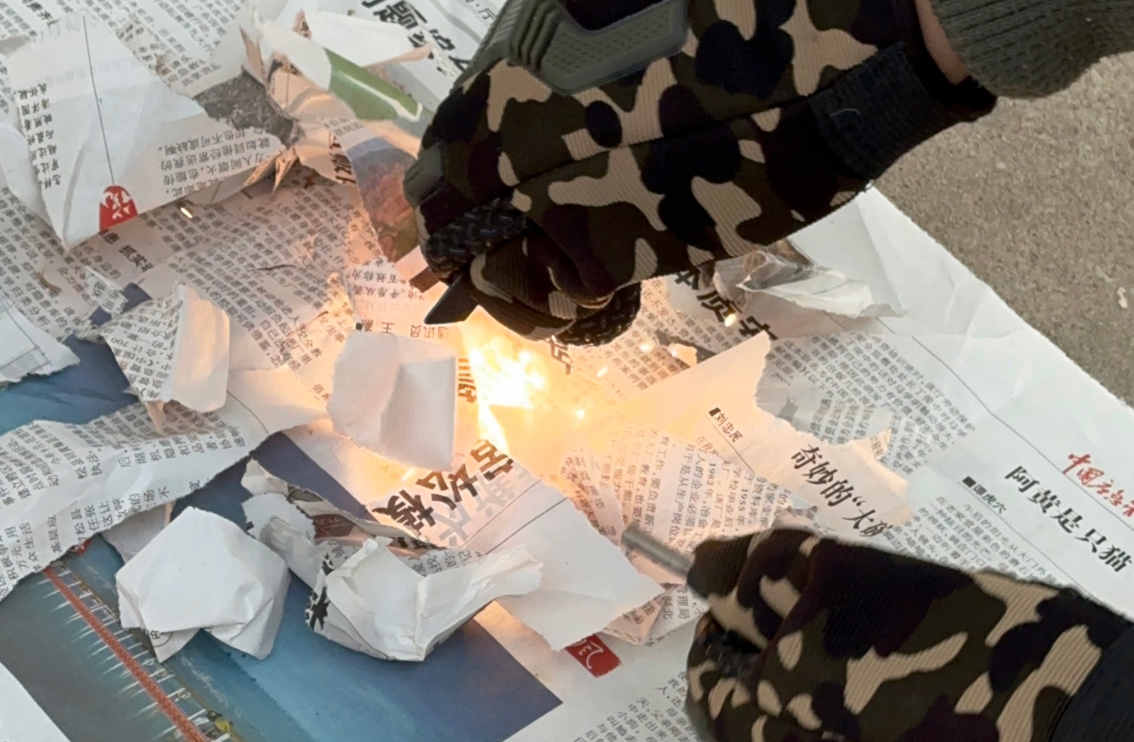 探险者的必备利器--途耐户外生存打火棒