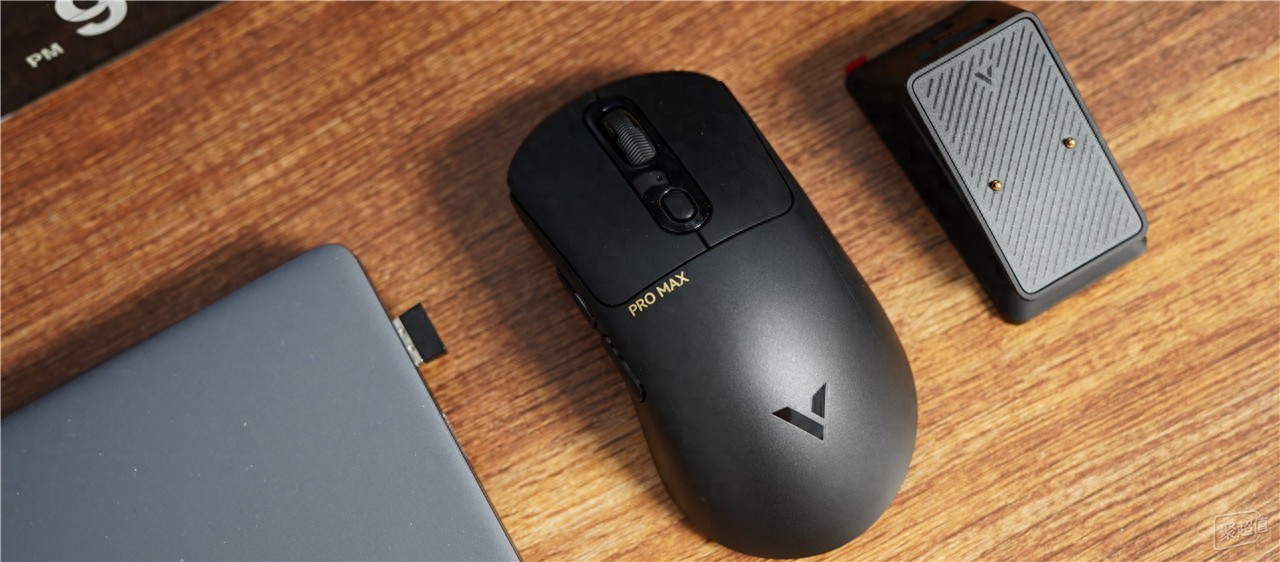 雷柏VT3PRO MAX搭配P5触点充电底座，游戏体验更畅快无拘束
