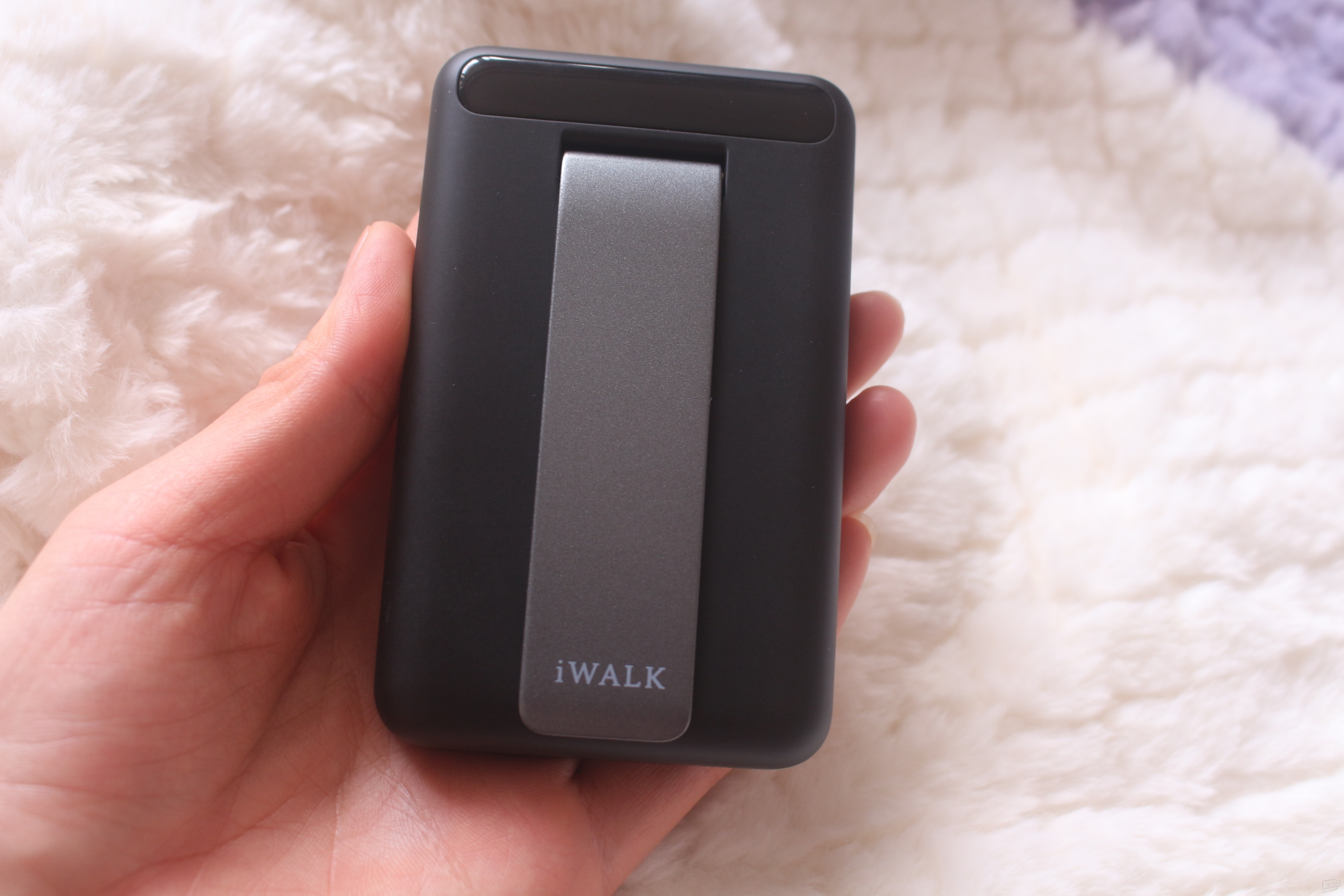 拥有它,安全无忧——iWALK Qi2磁吸无线支架充电宝全面评测