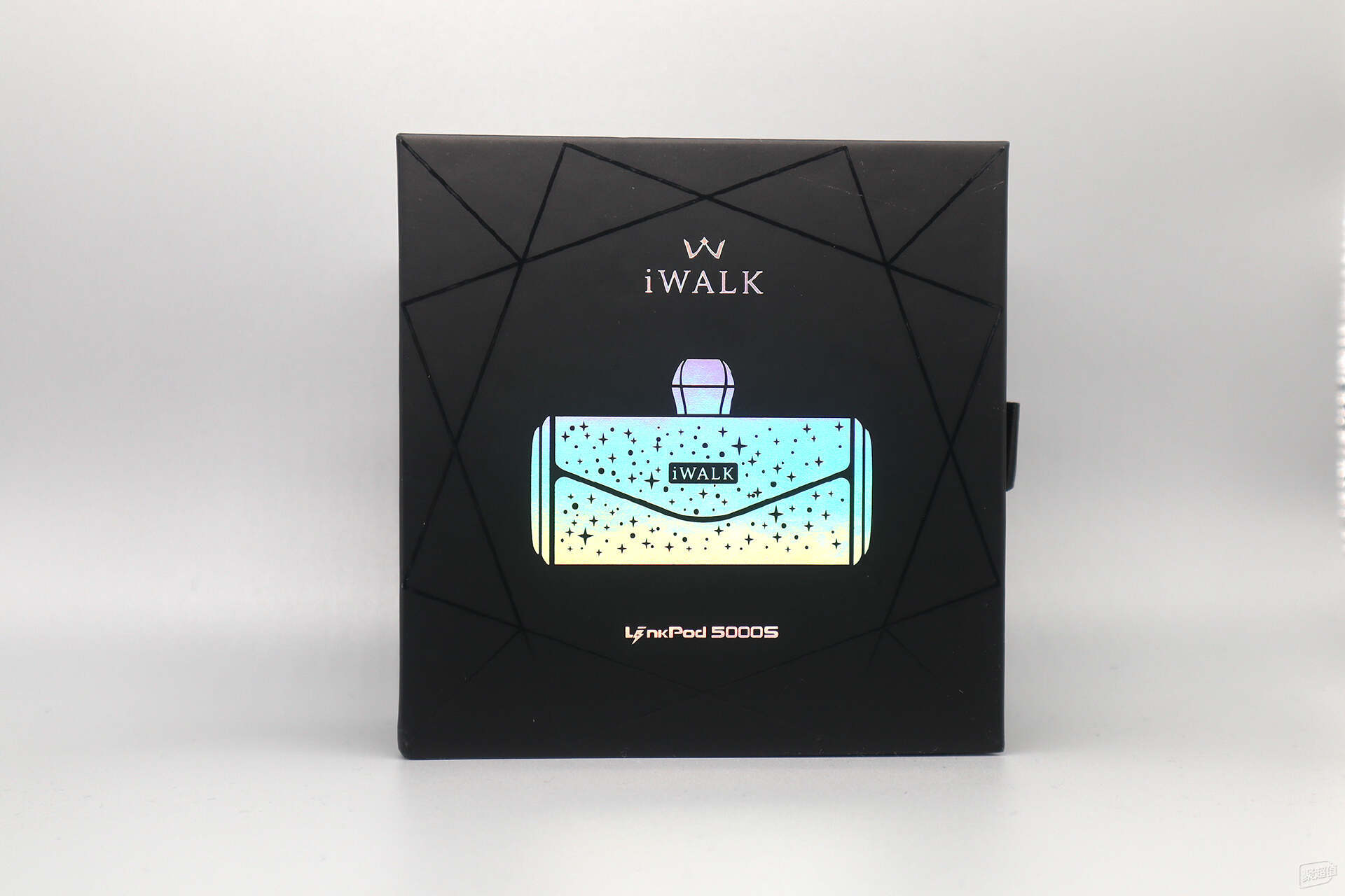 iWALK钻石二代胶囊充电宝：蛇年开启“晶彩”