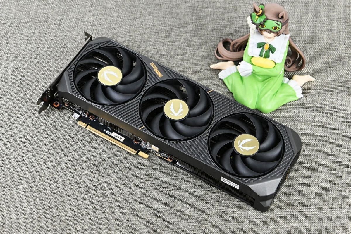 索泰RTX 5070 SOLID OC游戏显卡：扎实用料+优秀散热拆解评测