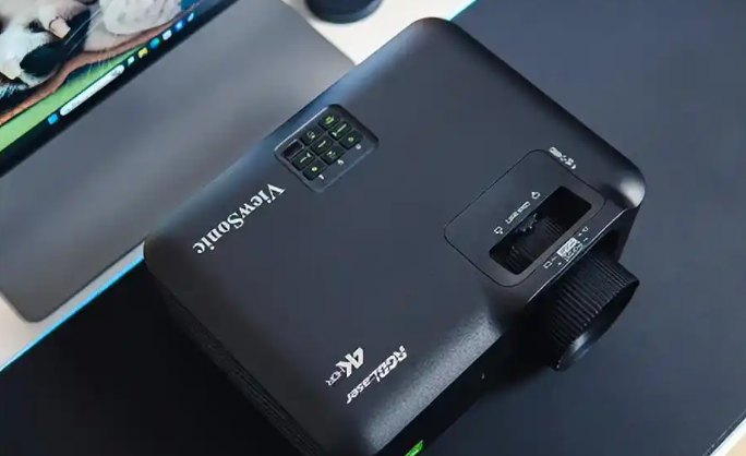 XBOX认证，游戏爽翻！PJS725K三色激光投影仪首发体验-优派王炸来袭