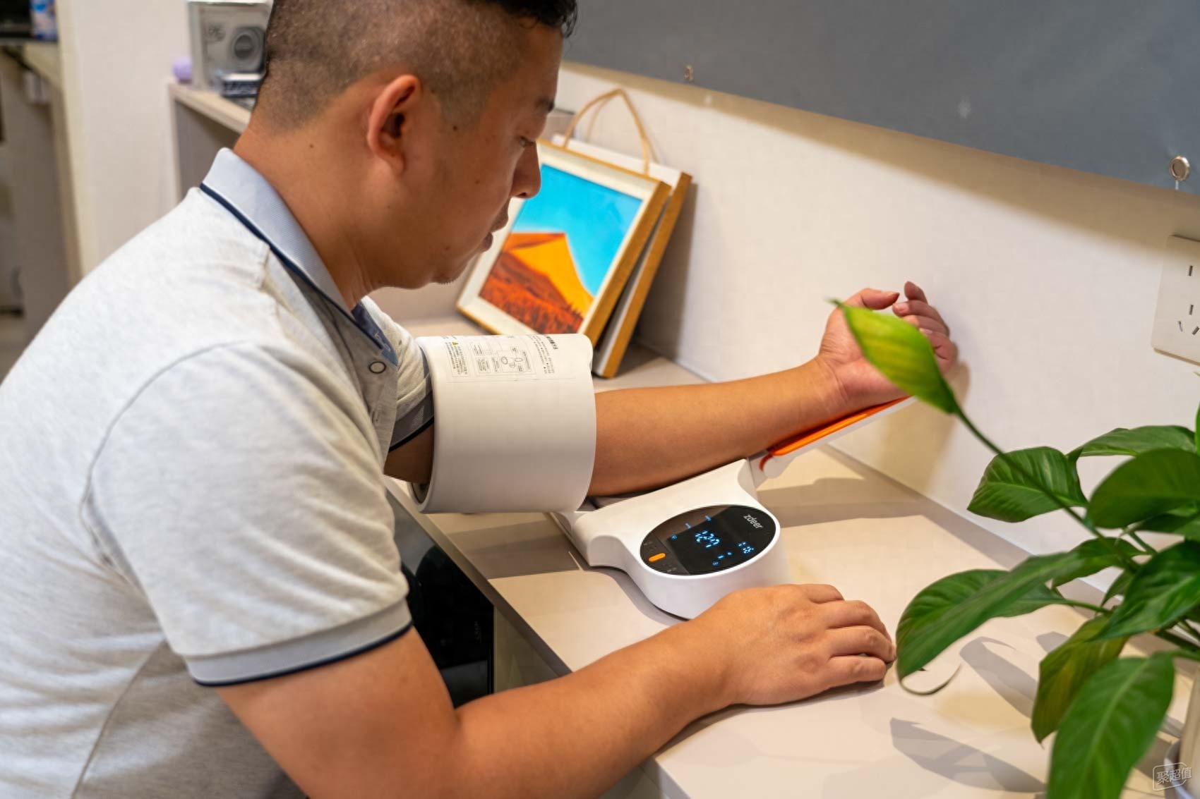 左点臂筒式电子血压计专业评测:颜值与精度并存,守护全家健康