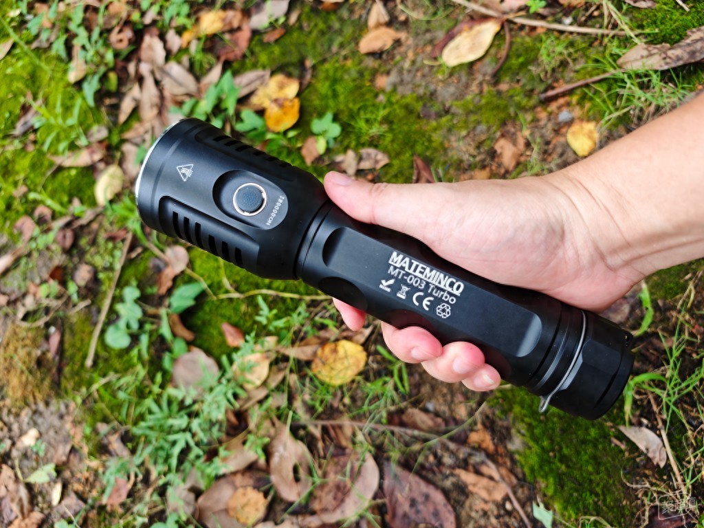 更强大的照明体验：迈特明酷MT003 Turbo，搭载三SST40 LED，6000流明，620米远射
