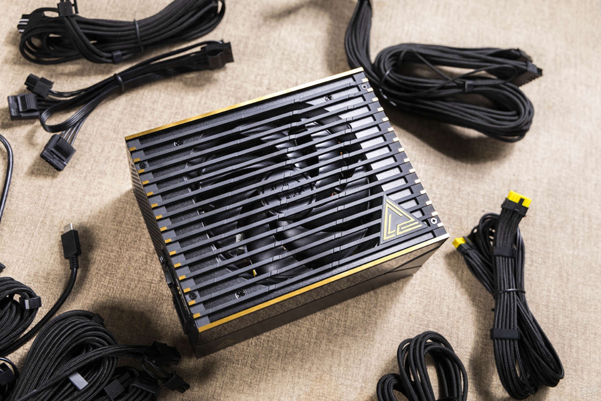 微星MEG Ai1600T PCIE5：万物基石，顶级超神电源，开箱测评