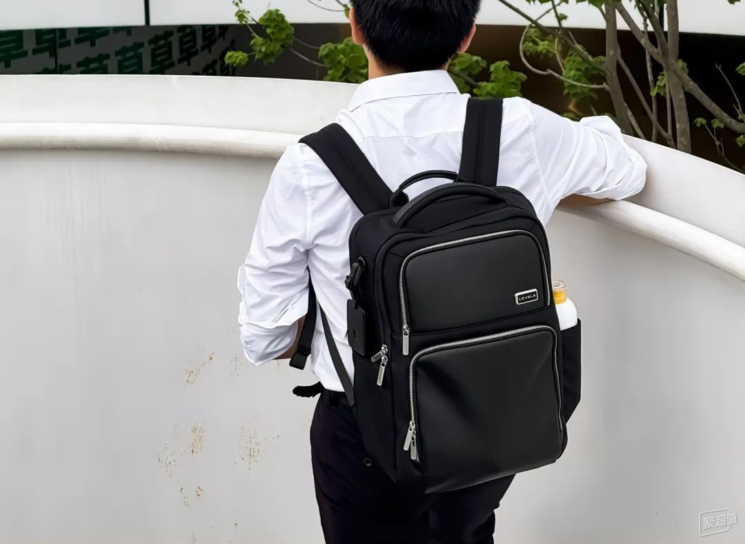 整理有序，舒适背负！地平线8号探界者商务双肩包大容量不显臃肿